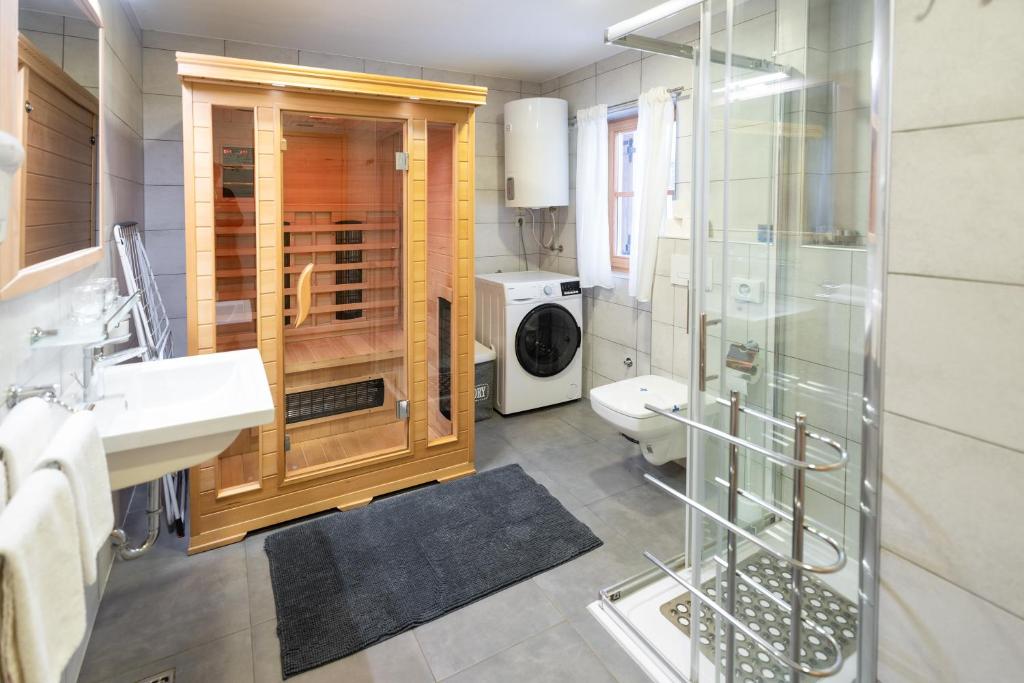 Kúpeľňa v ubytovaní Chalet Markoci With Hot Tub - Happy Rentals
