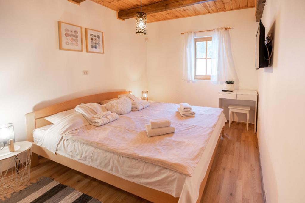 Posteľ alebo postele v izbe v ubytovaní Chalet Markoci With Hot Tub - Happy Rentals