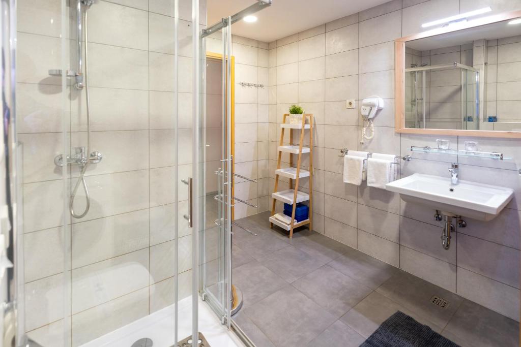 Kúpeľňa v ubytovaní Chalet Markoci With Hot Tub - Happy Rentals