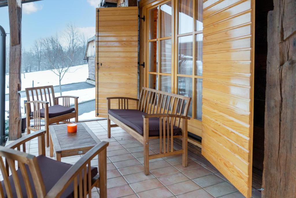 Balkón alebo terasa v ubytovaní Chalet Markoci With Hot Tub - Happy Rentals