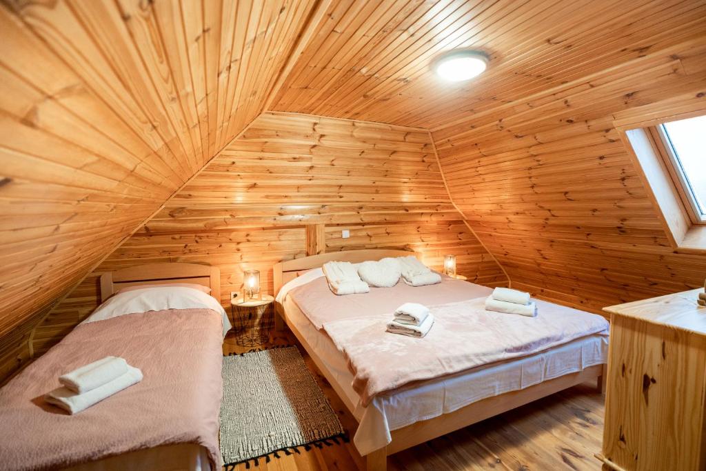 Posteľ alebo postele v izbe v ubytovaní Chalet Markoci With Hot Tub - Happy Rentals