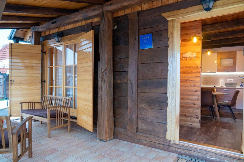 Fotografia z galérie ubytovania Chalet Markoci With Hot Tub - Happy Rentals v Rakovici