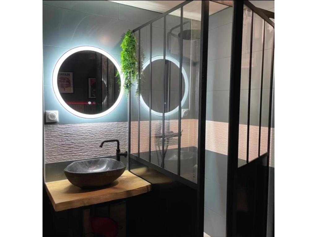 a bathroom with a sink and a mirror at PopCorn&Netflix in Bourges