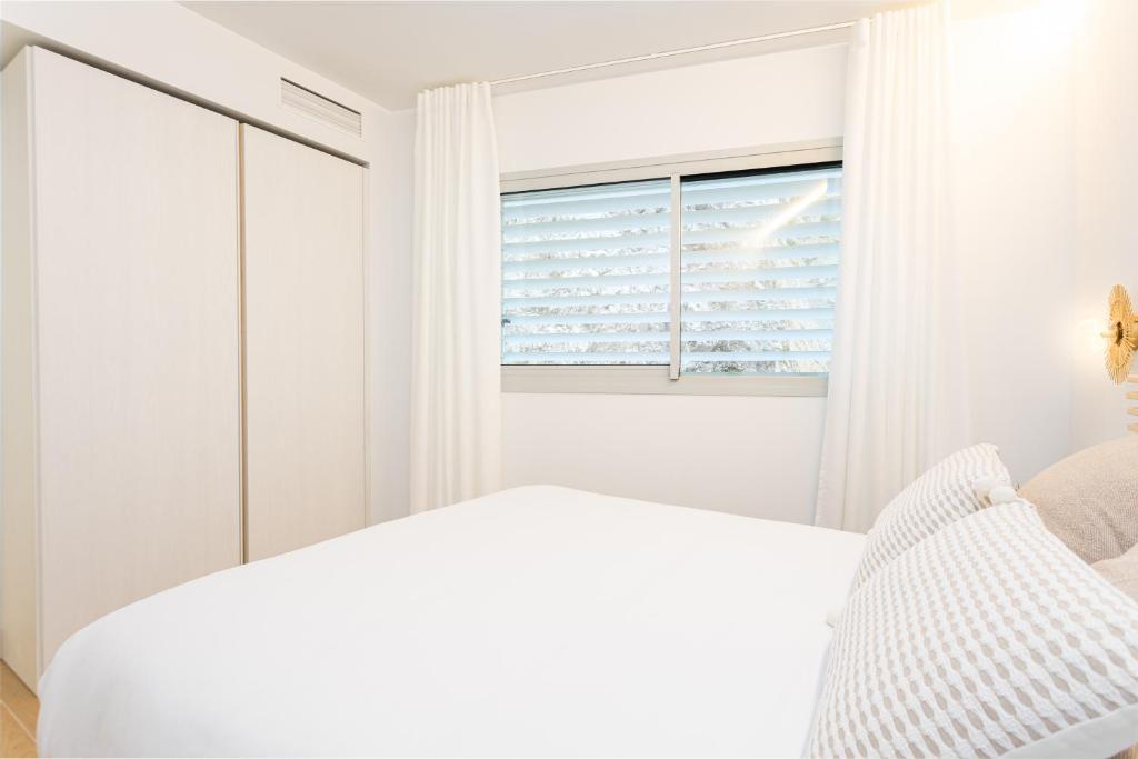 Postel nebo postele na pokoji v ubytování Ensuite Sea & Pool Views with Private Parking