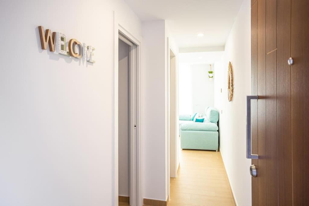 Postel nebo postele na pokoji v ubytování Ensuite Sea & Pool Views with Private Parking