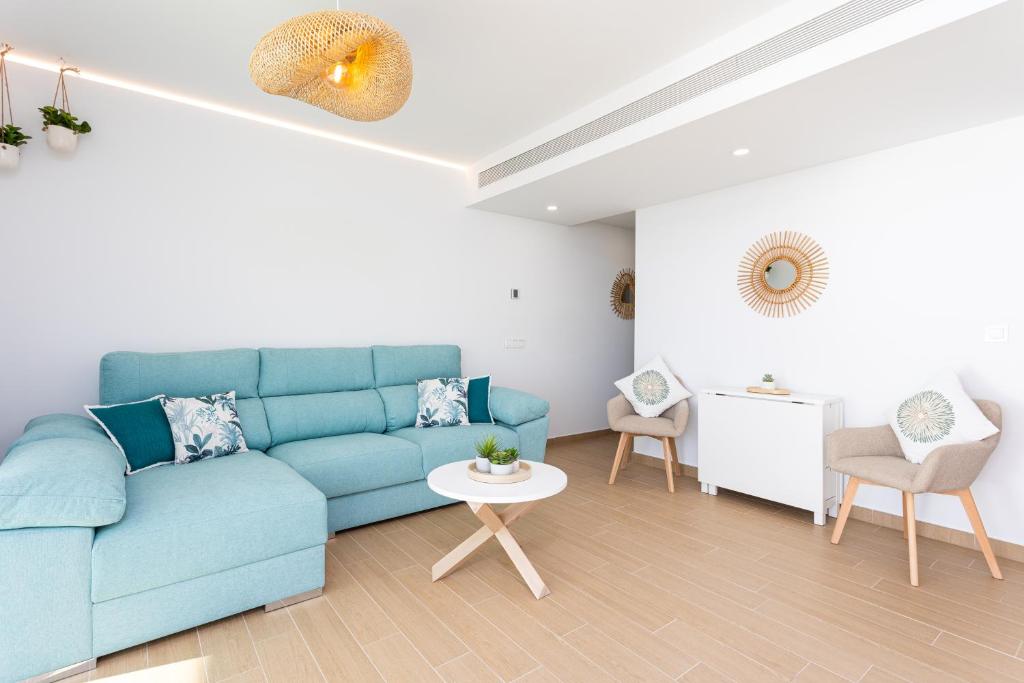 Posezení v ubytování Ensuite Sea & Pool Views with Private Parking