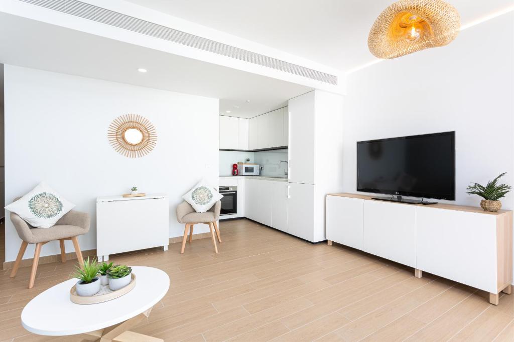 TV a/nebo společenská místnost v ubytování Ensuite Sea & Pool Views with Private Parking