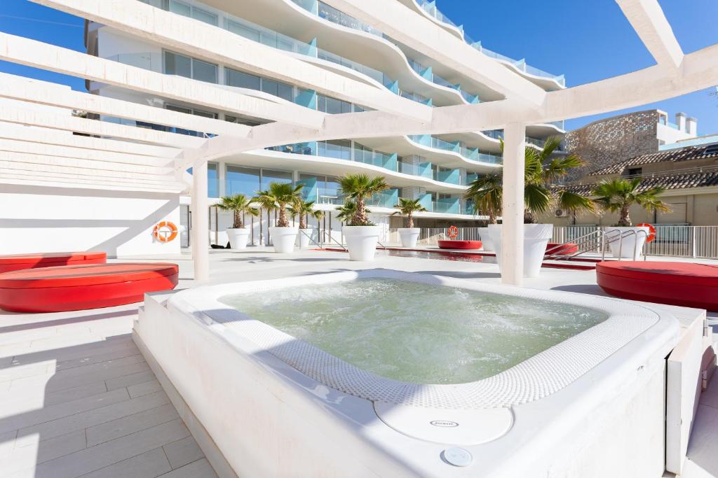 Bazén v ubytování Ensuite Sea & Pool Views with Private Parking nebo v jeho okolí
