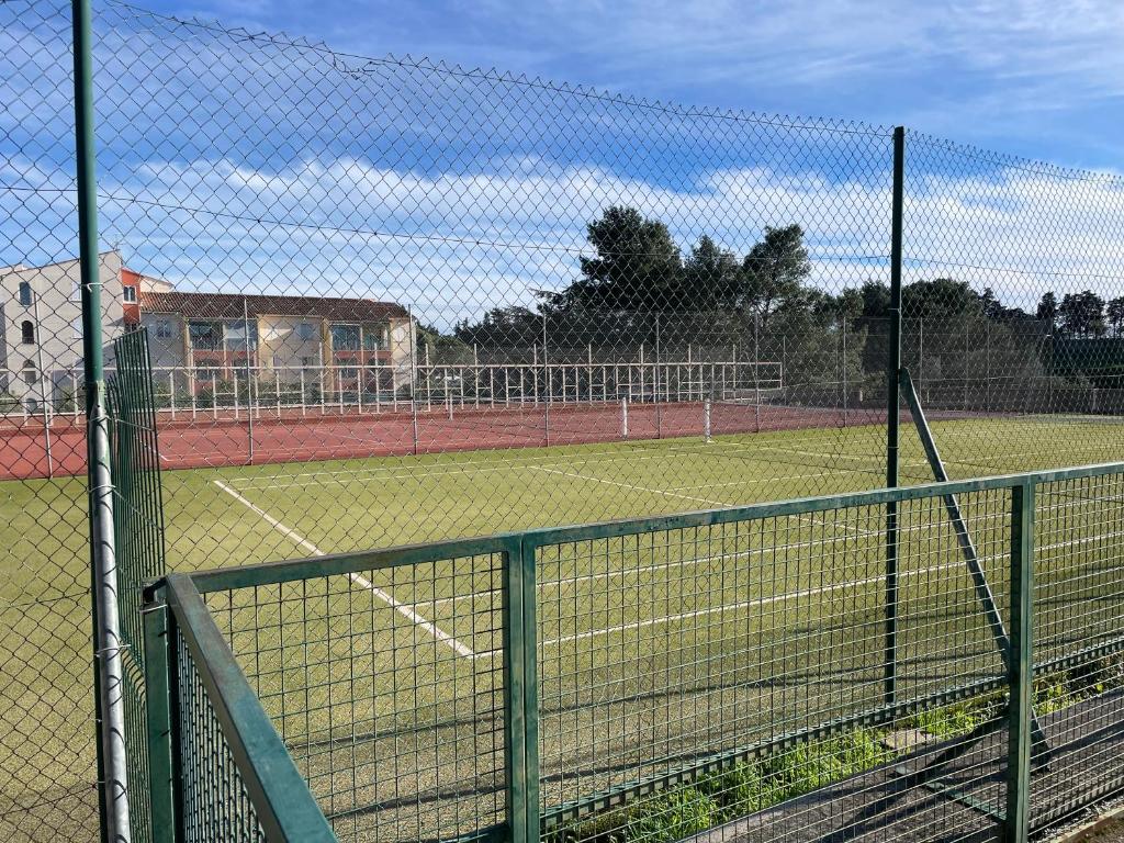 Tenis alebo squash v ubytovaní FREJUS LAGON BLEU alebo jeho okolí