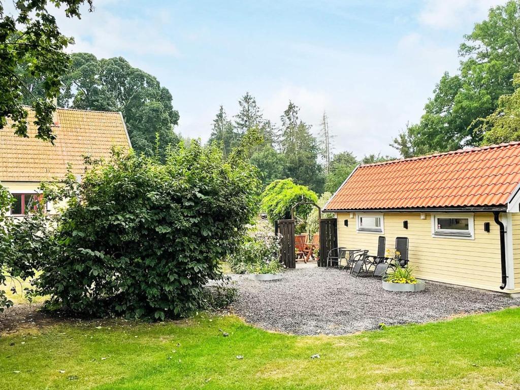 un patio con una casa y un patio con grava en Holiday home FÄRLÖV, en Färlöv