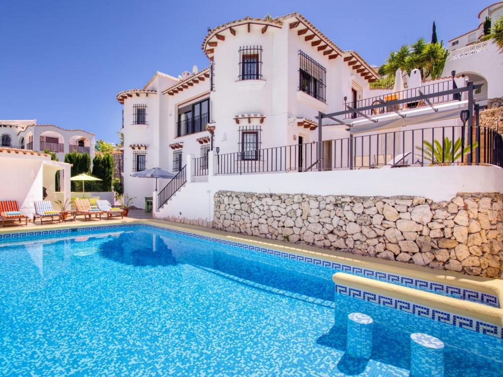 een villa met een zwembad voor een huis bij Villa Ventura 8 Pers in Pego