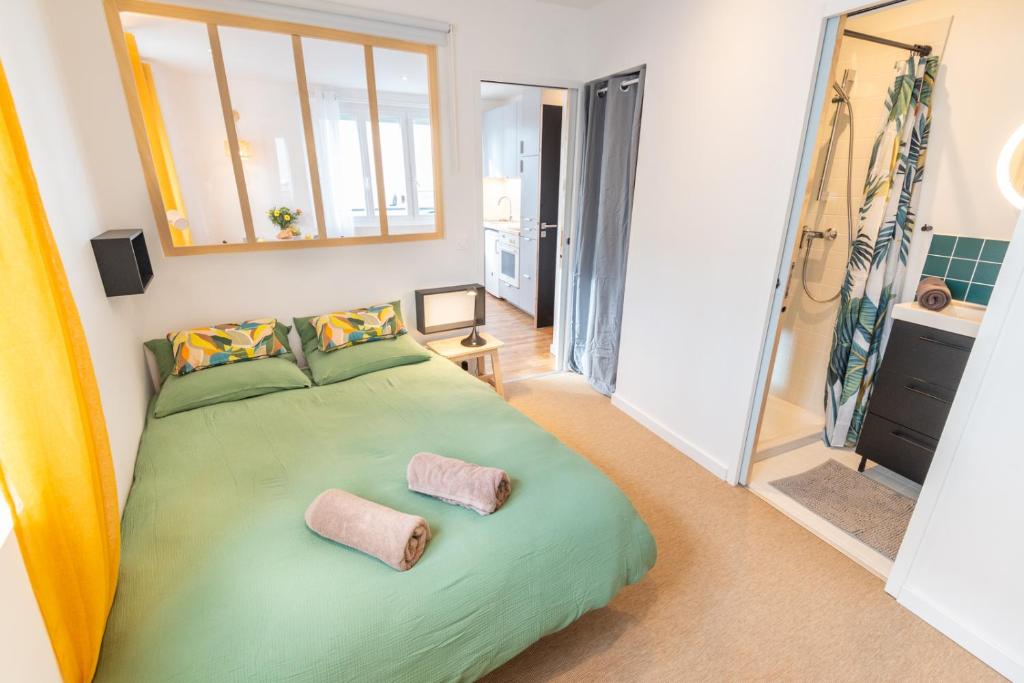 Posteľ alebo postele v izbe v ubytovaní Appartement T2 neuf, cosy & tout confort - Proche Centre ville par Groom