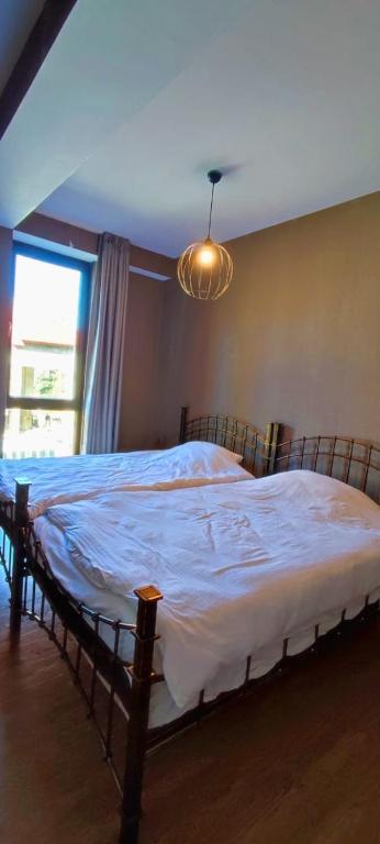 Postel nebo postele na pokoji v ubytování Cozy Flat in Bakuriani