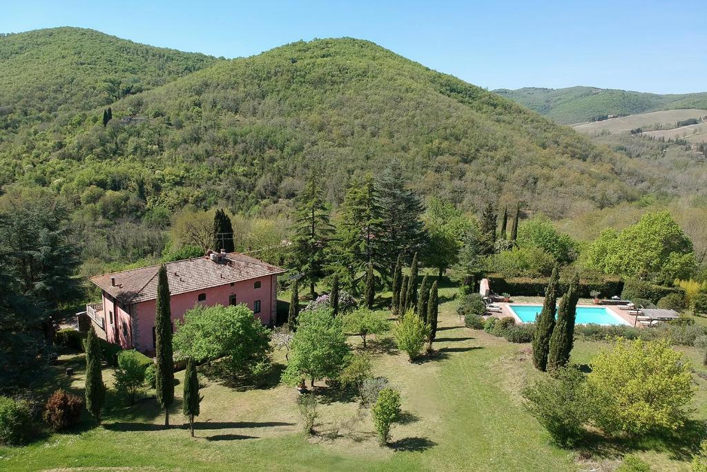 una casa y una piscina en una montaña en Villa Rosa Panzano en Panzano