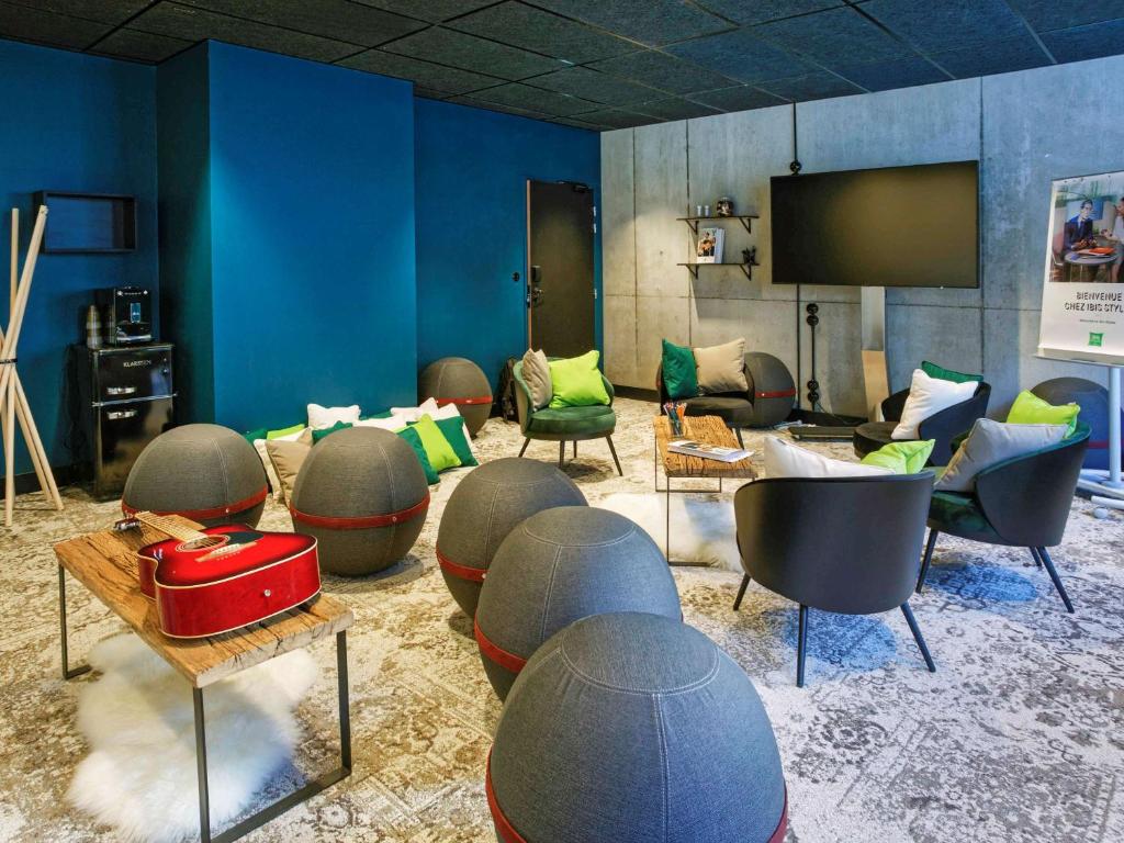 TV a/nebo společenská místnost v ubytování ibis Styles Amiens Centre