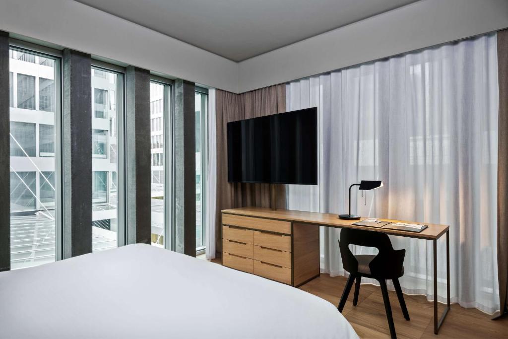 TV a/nebo společenská místnost v ubytování Hyatt Regency Zurich Airport Circle