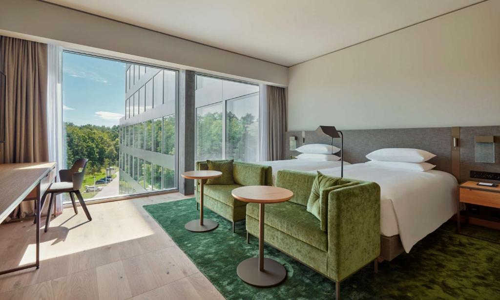 Postel nebo postele na pokoji v ubytování Hyatt Regency Zurich Airport Circle