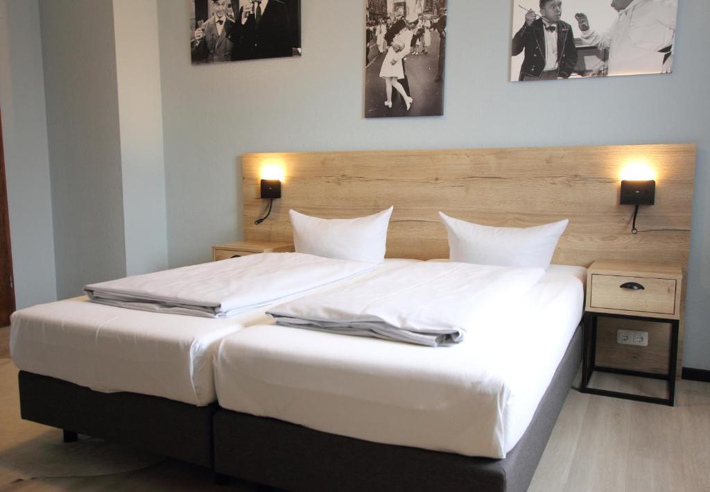 Postel nebo postele na pokoji v ubytování zeitlos Hotel und Restaurant am Fuchsbach