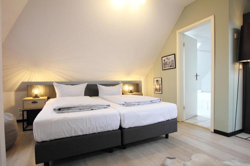 Postel nebo postele na pokoji v ubytování zeitlos Hotel und Restaurant am Fuchsbach