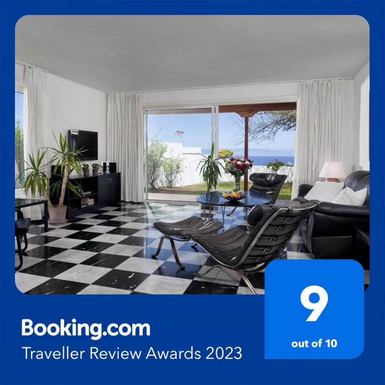 Telewizja i/lub zestaw kina domowego w obiekcie Casa Janni with heated private pool