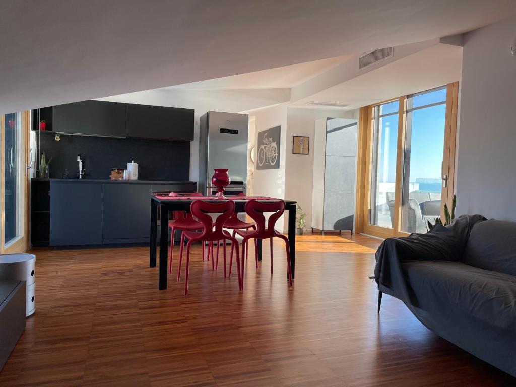 een woonkamer met een tafel en rode stoelen bij SANTA LUCIA HOME in Vasto
