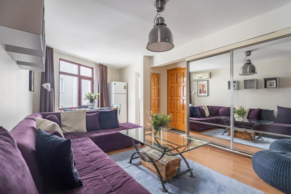 Coin salon dans l'établissement Central Flat with Balcony and Terrace in Sisli