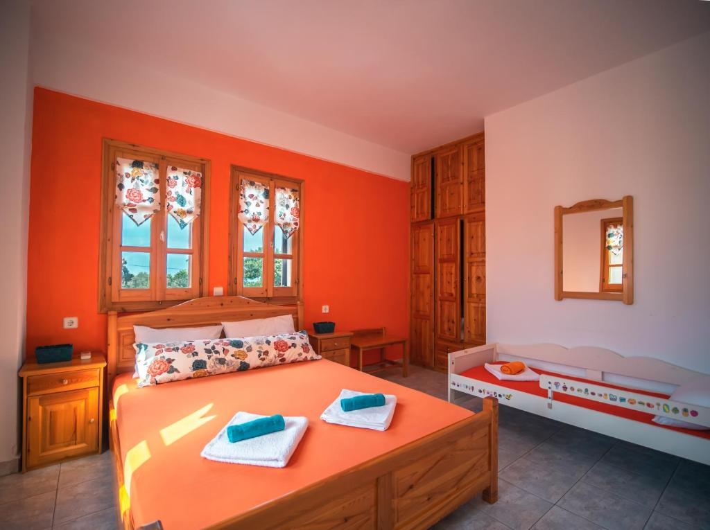 Posteľ alebo postele v izbe v ubytovaní Orange House for big families in Damouchari - Delicious Houses