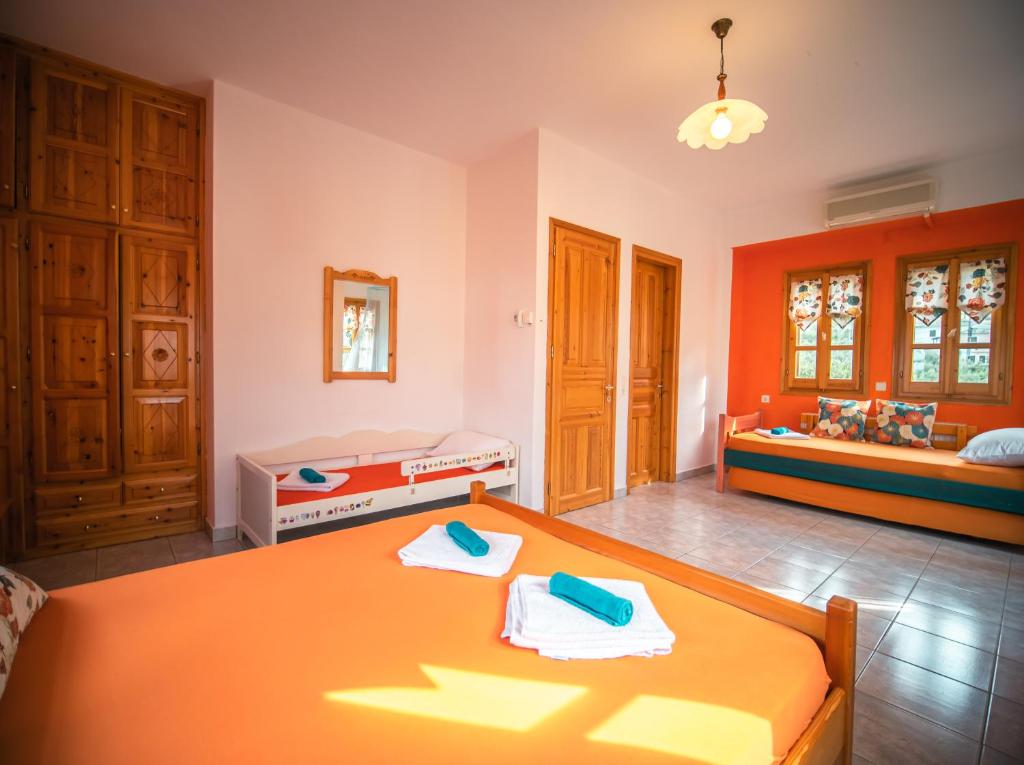 Posteľ alebo postele v izbe v ubytovaní Orange House for big families in Damouchari - Delicious Houses