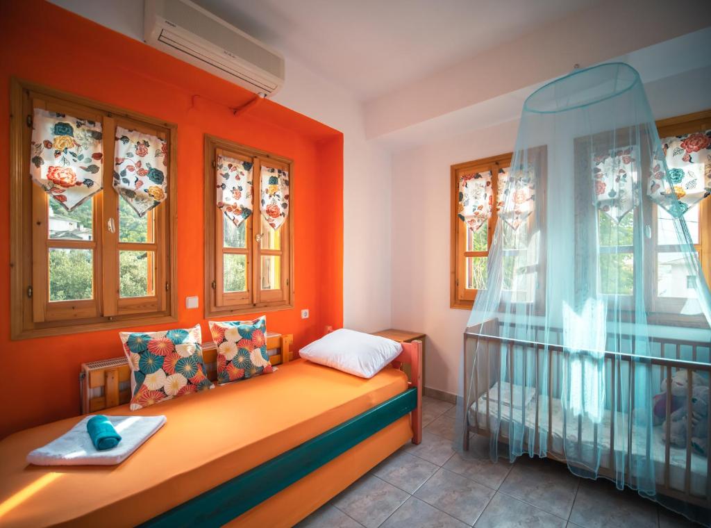Posteľ alebo postele v izbe v ubytovaní Orange House for big families in Damouchari - Delicious Houses