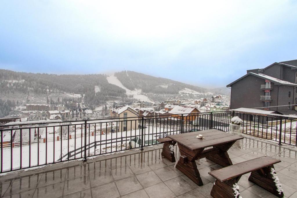 Una imagen general de la montaña o una montaña tomada desde el hotel