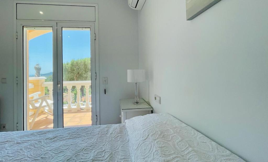 Postel nebo postele na pokoji v ubytování Villa reina by costabravaway