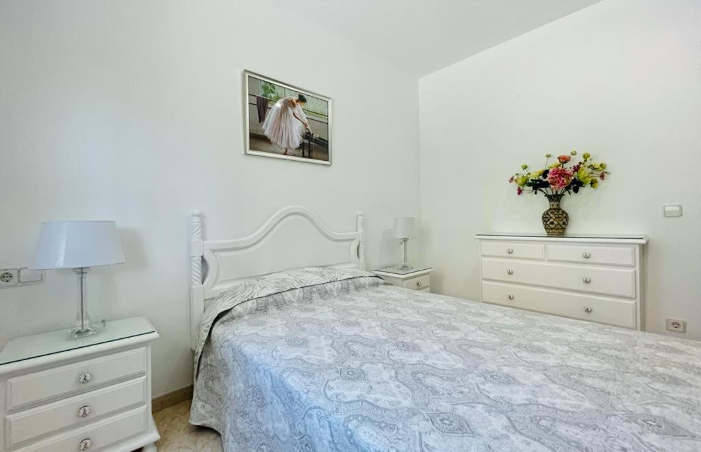 Postel nebo postele na pokoji v ubytování Villa reina by costabravaway