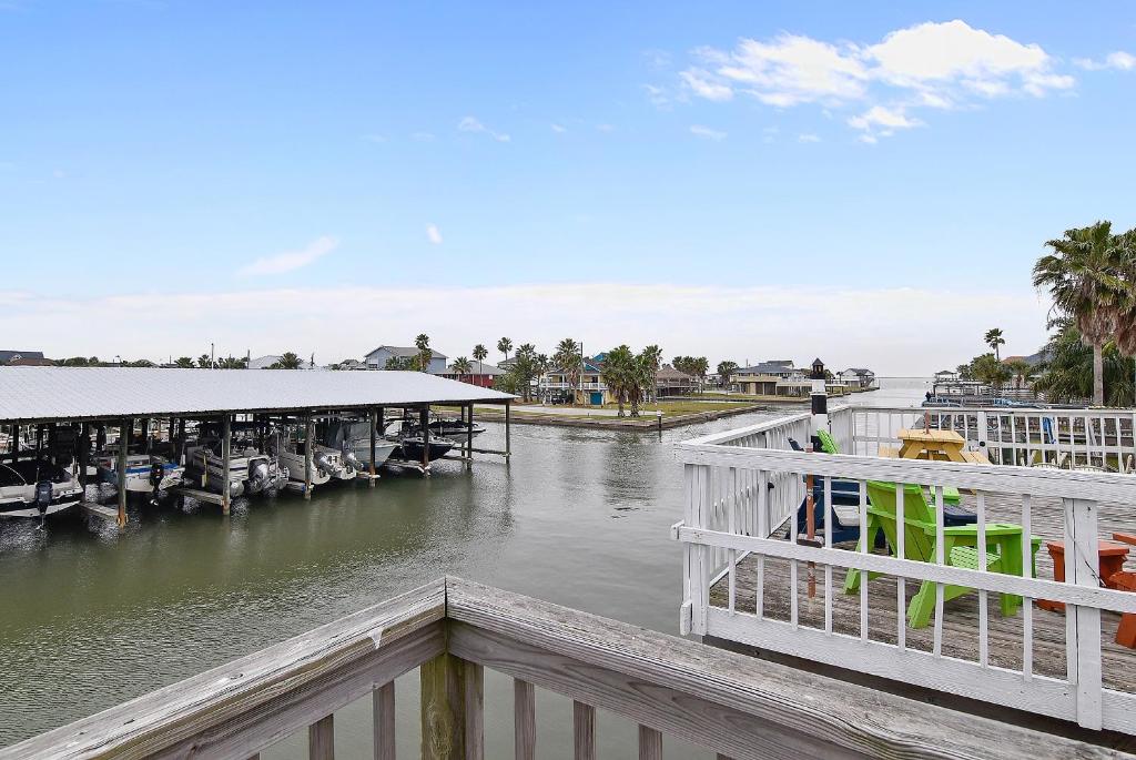 Udsigt til en flod der løber i nærheden af feriehuset