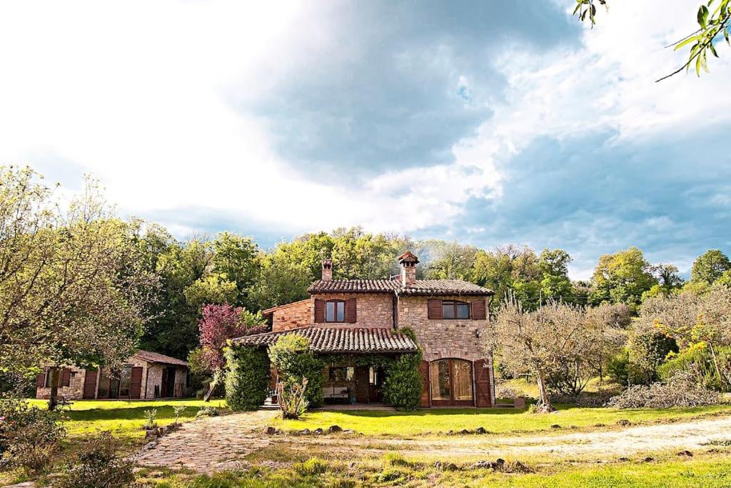 an old house in the middle of a field at Villa I Camini - Outbuilding, dependance - Swimming pool - Garden - BBQ and fireplaces - Soccer field in Monte Castello di Vibio