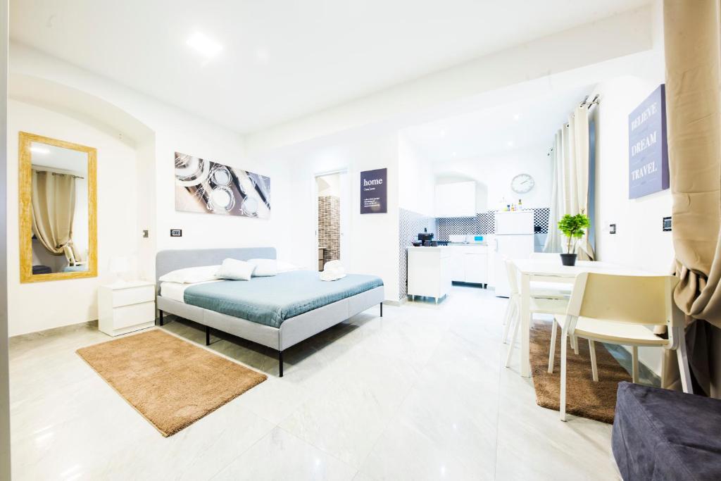 1 Schlafzimmer mit einem Bett und einem Esszimmer in der Unterkunft Maccaja House by HolidayHome24 in Genua