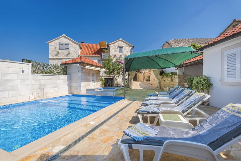 Bazén v ubytování Holiday home Škrika nebo v jeho okolí