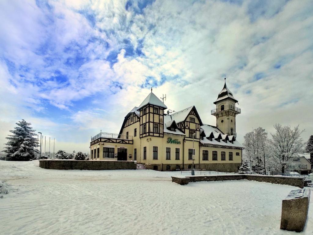 Hotel Petřín durante el invierno