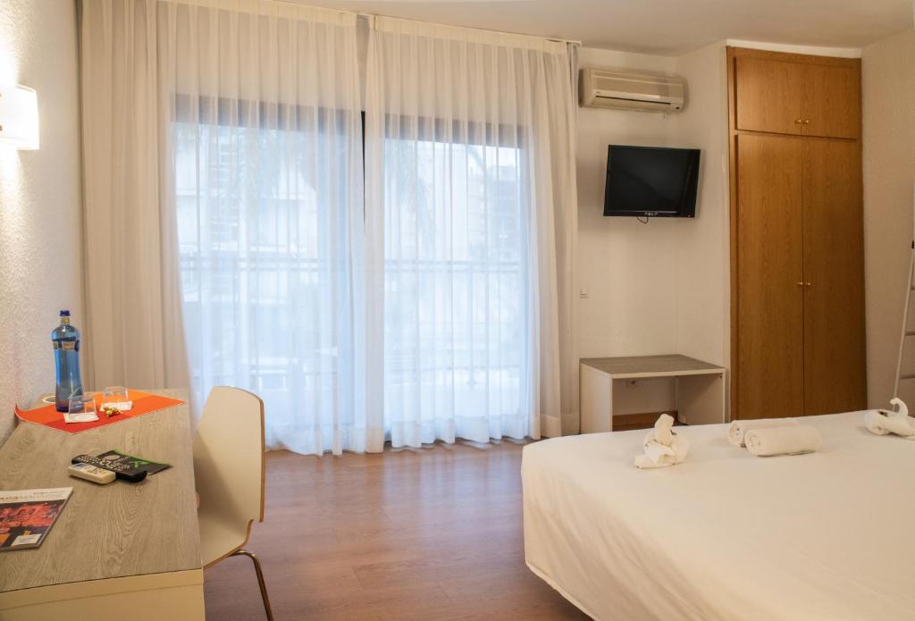 TV a/nebo společenská místnost v ubytování Adia Hotel Cunit Playa