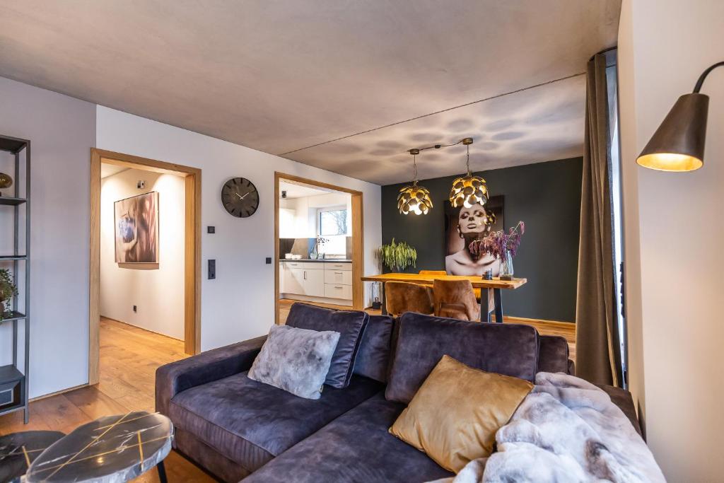 ein Wohnzimmer mit einem Sofa und einem Tisch in der Unterkunft Anne + Liese Haus in Lilienthal
