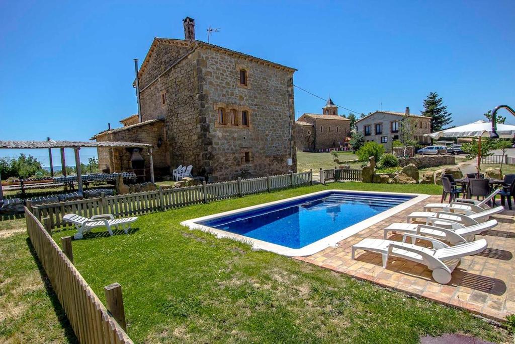 Peldbaseins naktsmītnē Catalunya Casas Rustic Catalan countryside villa with private pool! vai tās tuvumā