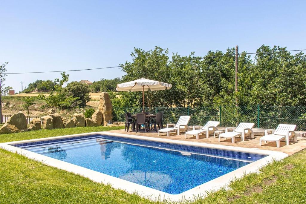 Bazén v ubytování Catalunya Casas Rustic Catalan countryside villa with private pool! nebo v jeho okolí