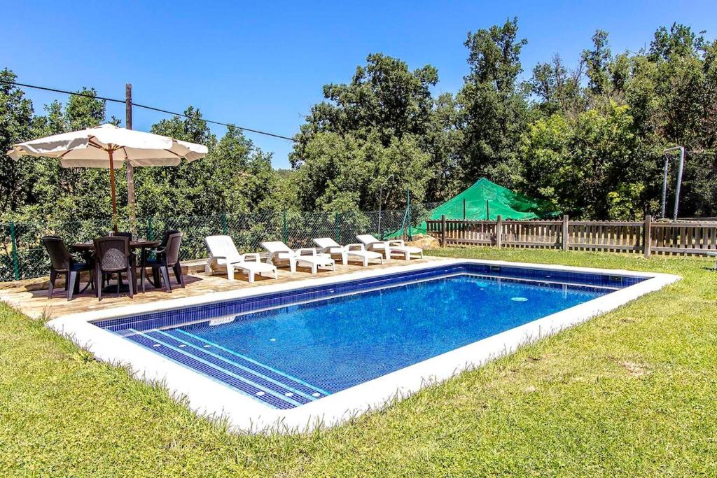 Bazén v ubytování Catalunya Casas Rustic Catalan countryside villa with private pool! nebo v jeho okolí
