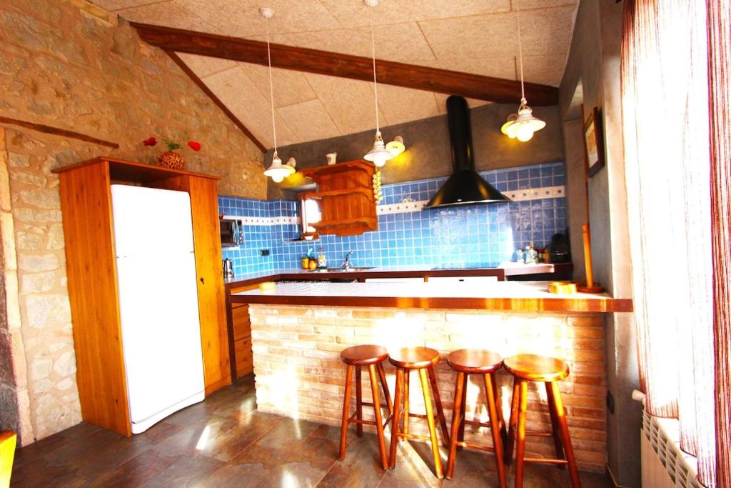 Kuchyň nebo kuchyňský kout v ubytování Catalunya Casas Rustic Catalan countryside villa with private pool!