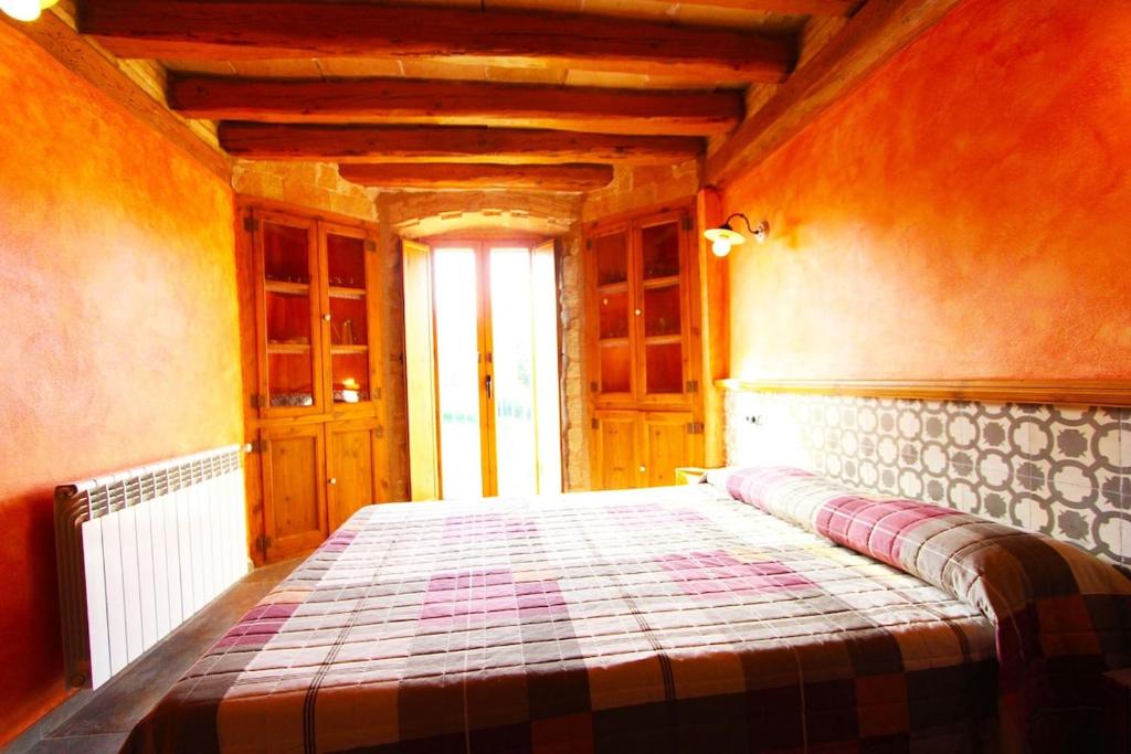 Postel nebo postele na pokoji v ubytování Catalunya Casas Rustic Catalan countryside villa with private pool!
