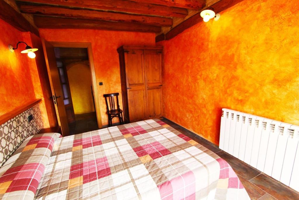 Postel nebo postele na pokoji v ubytování Catalunya Casas Rustic Catalan countryside villa with private pool!