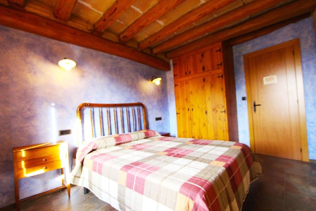 Postel nebo postele na pokoji v ubytování Catalunya Casas Rustic Catalan countryside villa with private pool!