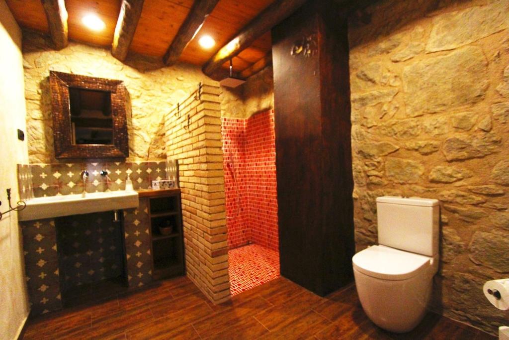 Koupelna v ubytování Catalunya Casas Rustic Catalan countryside villa with private pool!
