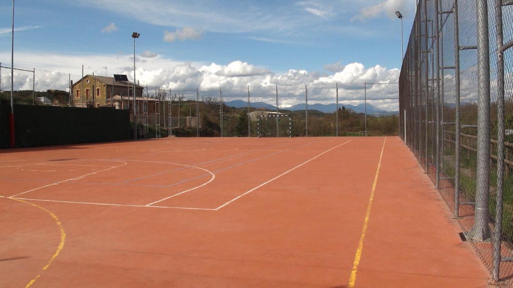 Tenis a/nebo squash v ubytování Catalunya Casas Rustic Catalan countryside villa with private pool! nebo okolí