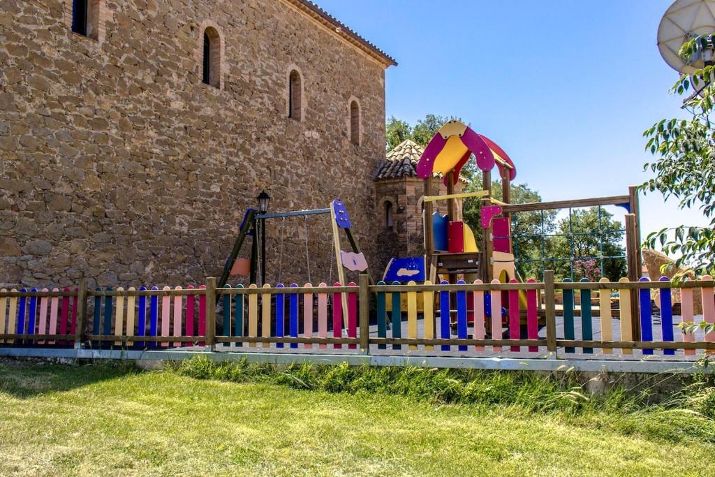 Herní místnost nebo prostor pro děti v ubytování Catalunya Casas Rustic Catalan countryside villa with private pool!