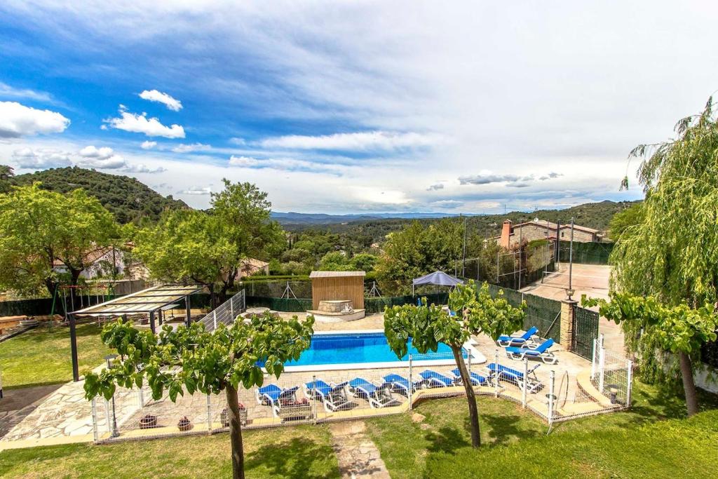ein Grundstück mit einem Pool und Bäumen in der Unterkunft Catalunya Casas Divine and Delightful in Barcelona countryside Pool, Tennis, Billiards and More 50 km's to Barca! in Rellinars